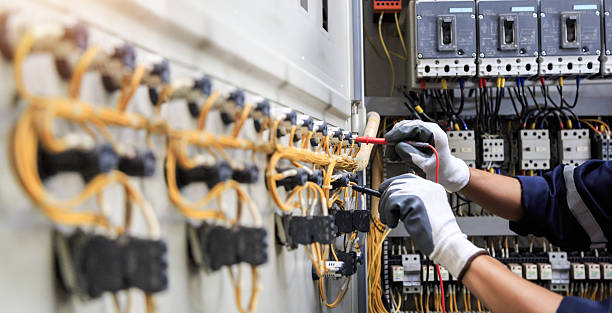 Professional Electrician technician working in Fayette, IA